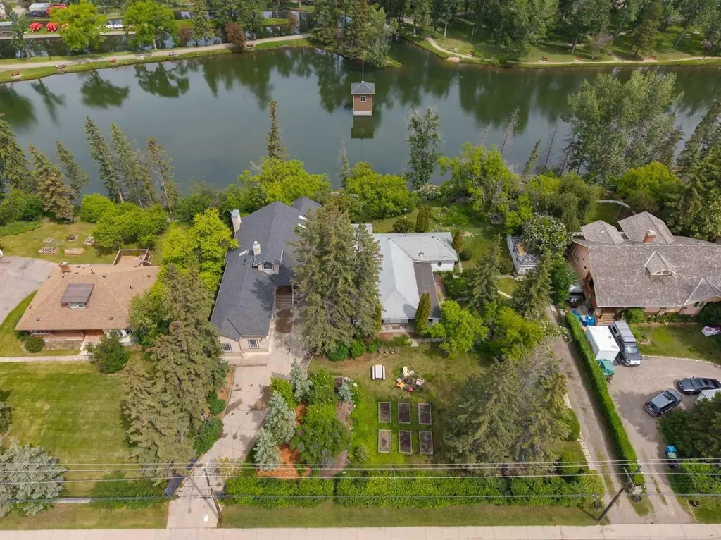 8808 48 Avenue Calgary AB T3B 2B2