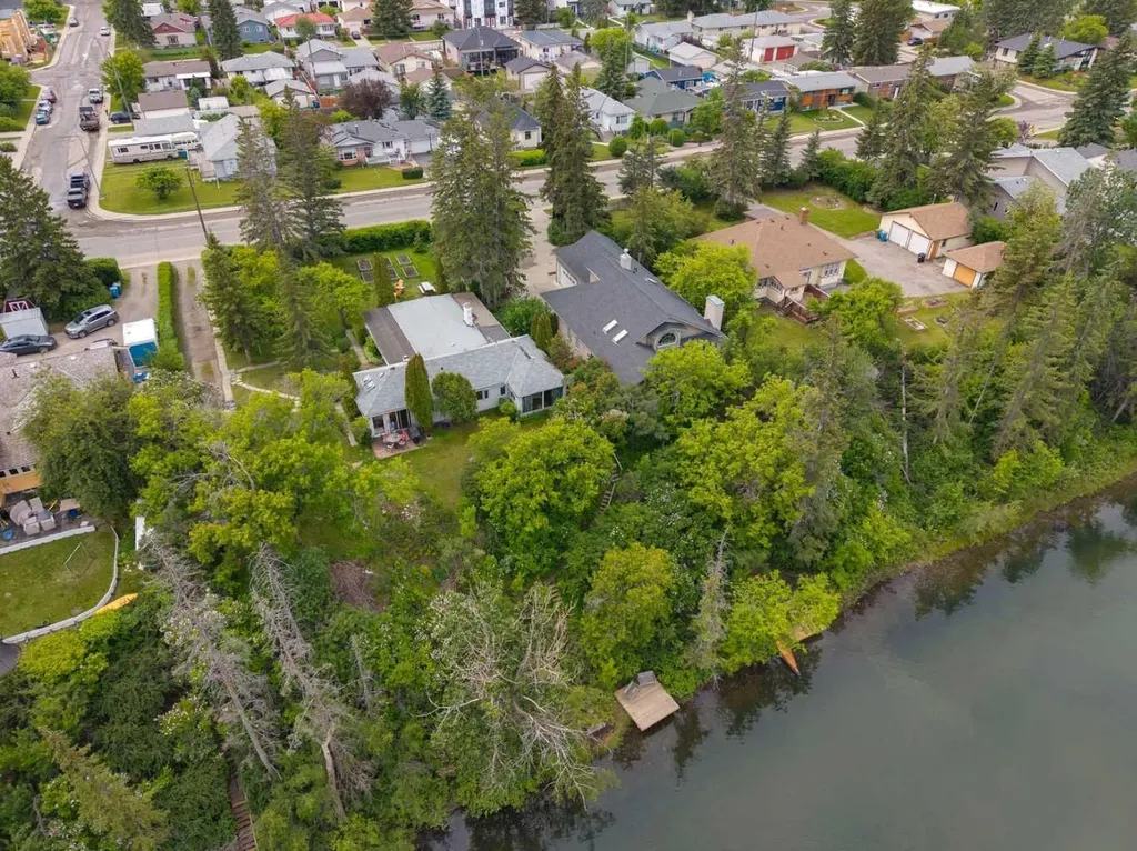 8808 48 Avenue Calgary AB T3B 2B2