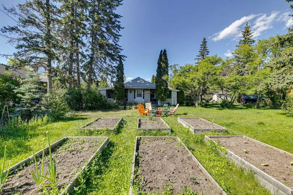 8808 48 Avenue Calgary AB T3B 2B2
