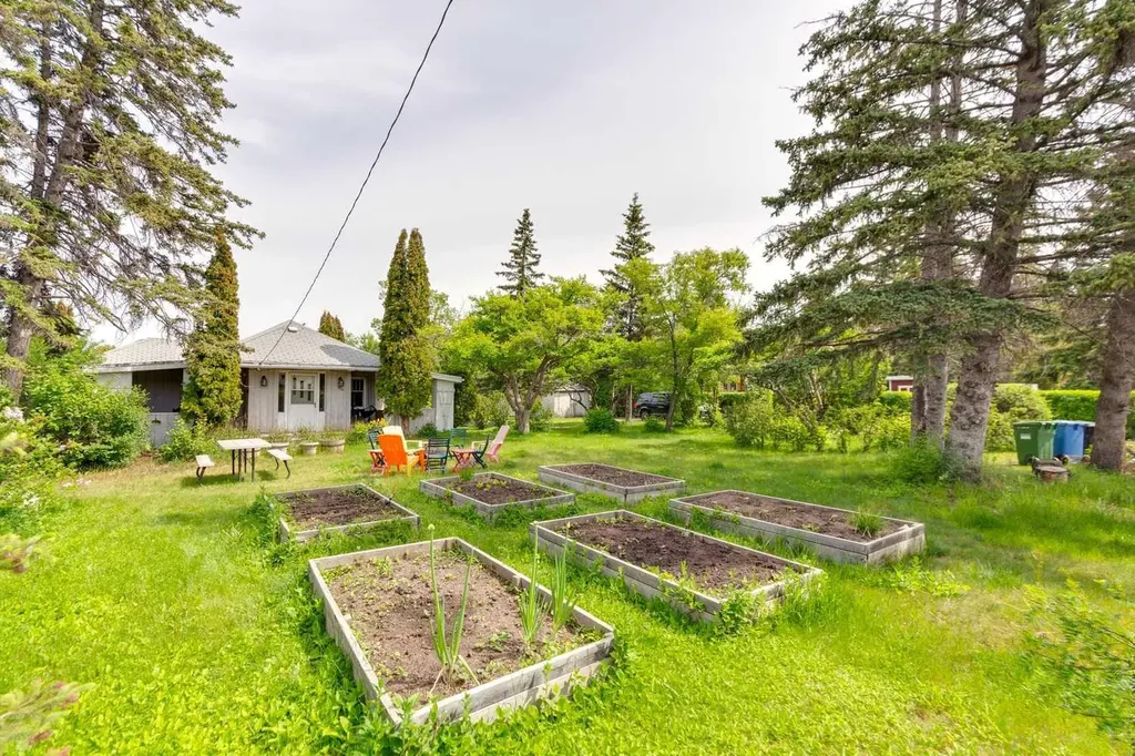 8808 48 Avenue Calgary AB T3B 2B2