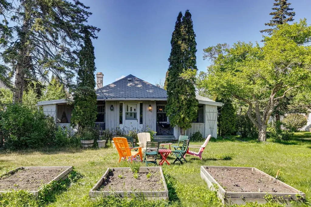 8808 48 Avenue Calgary AB T3B 2B2