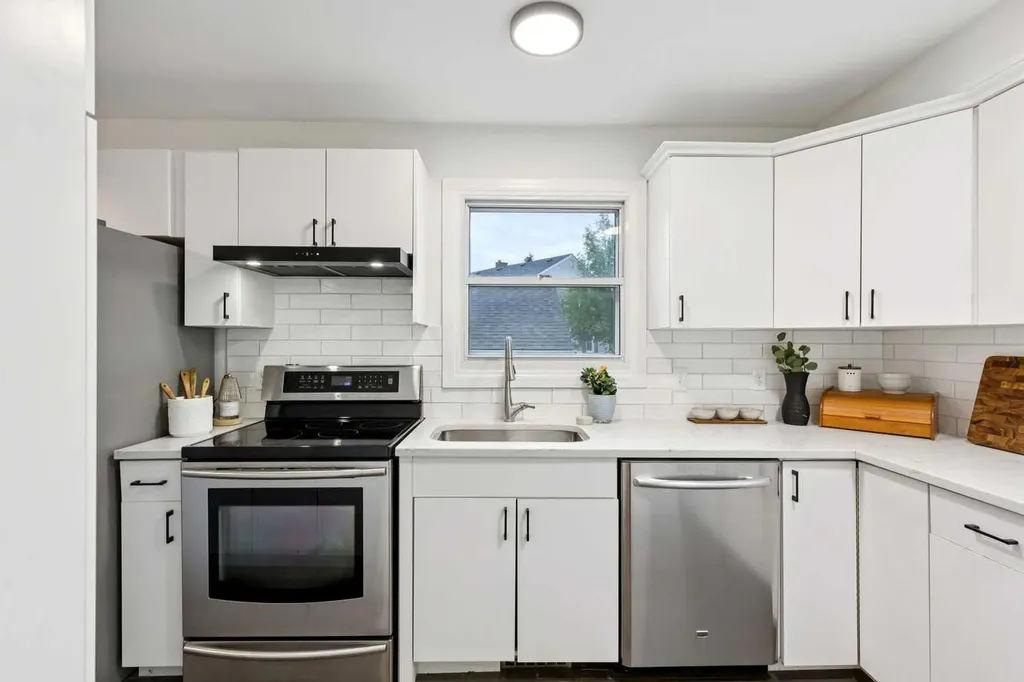 2291 Flanders Avenue SW Calgary AB T2T 5K9