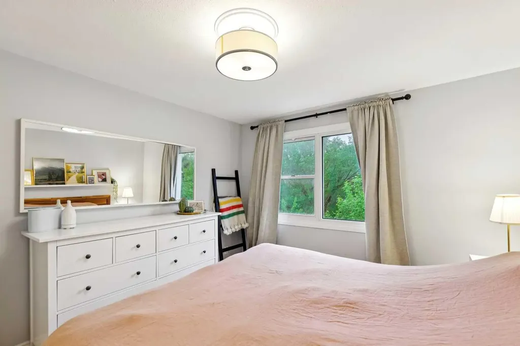 2291 Flanders Avenue SW Calgary AB T2T 5K9