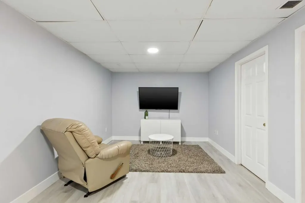 2291 Flanders Avenue SW Calgary AB T2T 5K9