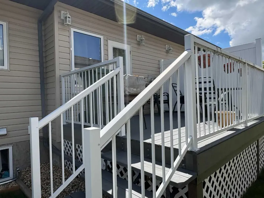 4516 54 Street Ponoka AB T4J 1J4