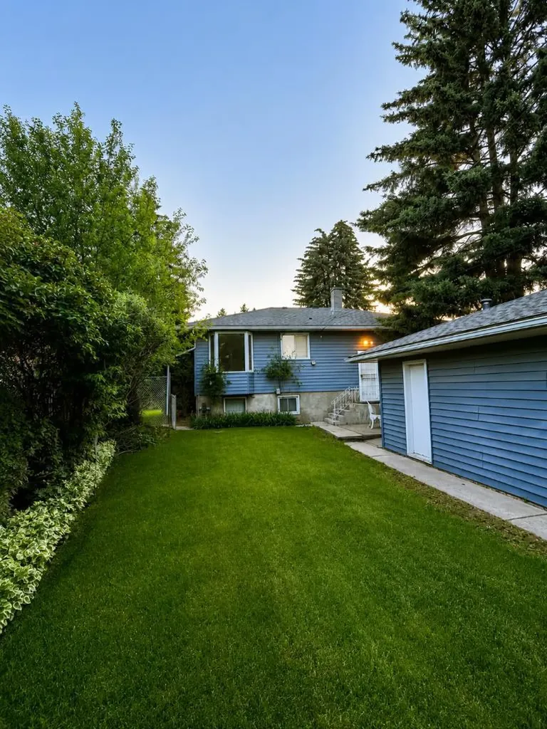 4308 2 Street NW Calgary AB T2K 0Z1