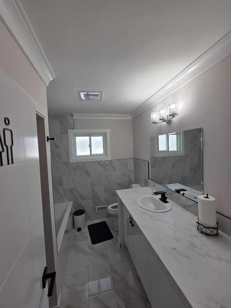4308 2 Street NW Calgary AB T2K 0Z1