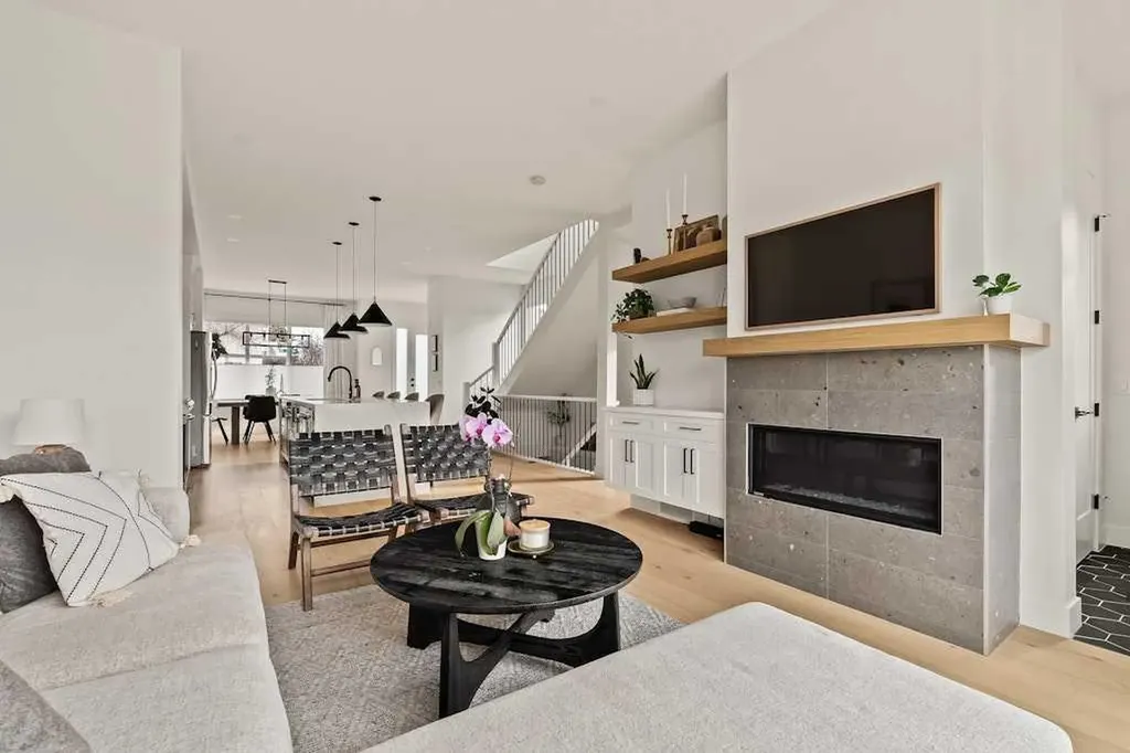 3339 41 Street SW Calgary AB T3E 3L3