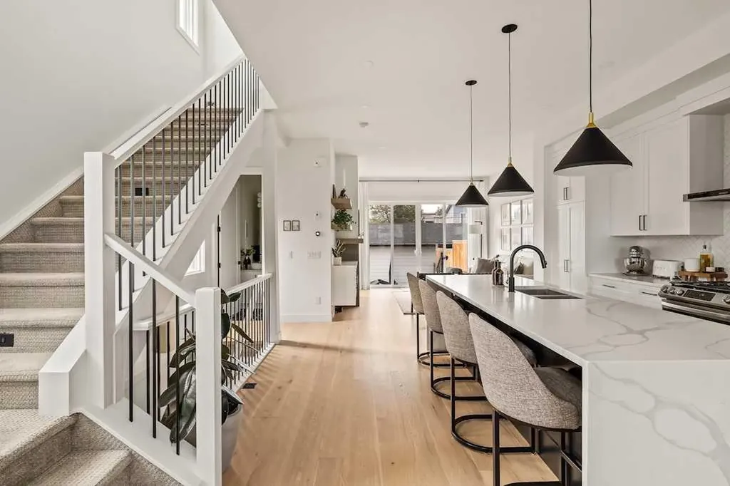 3339 41 Street SW Calgary AB T3E 3L3