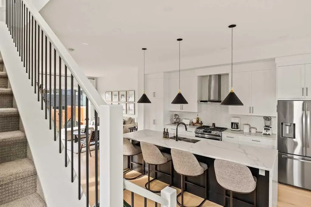 3339 41 Street SW Calgary AB T3E 3L3