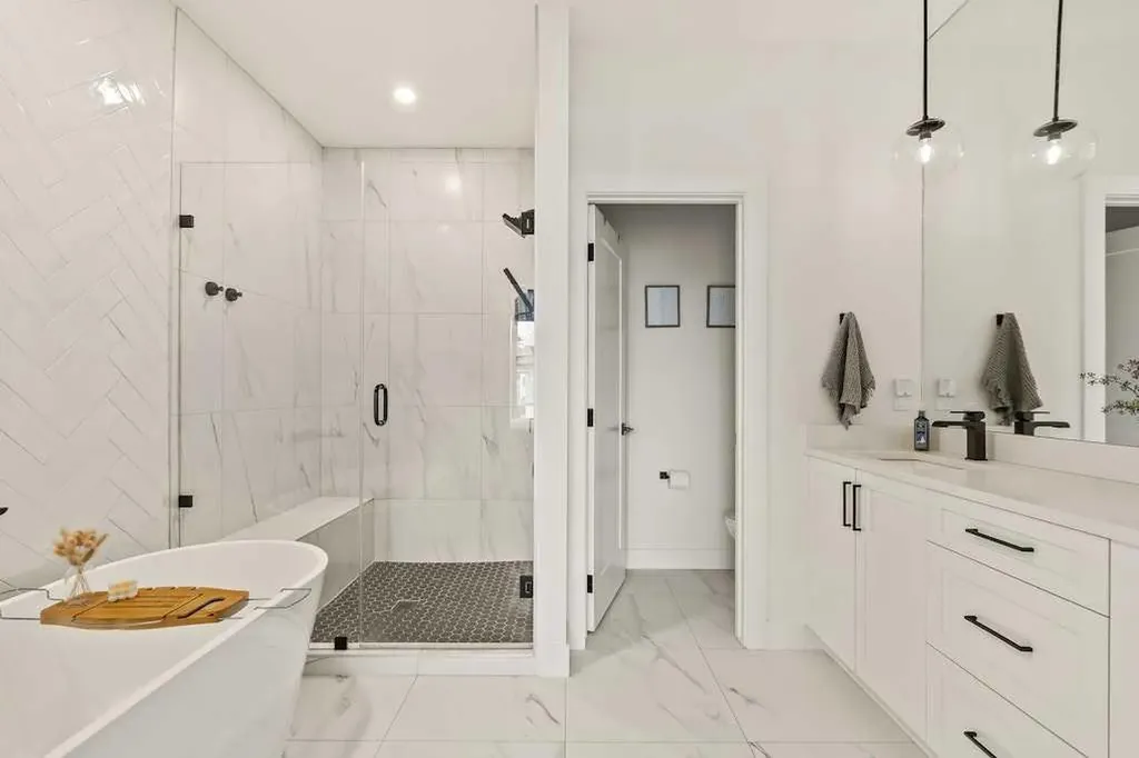 3339 41 Street SW Calgary AB T3E 3L3
