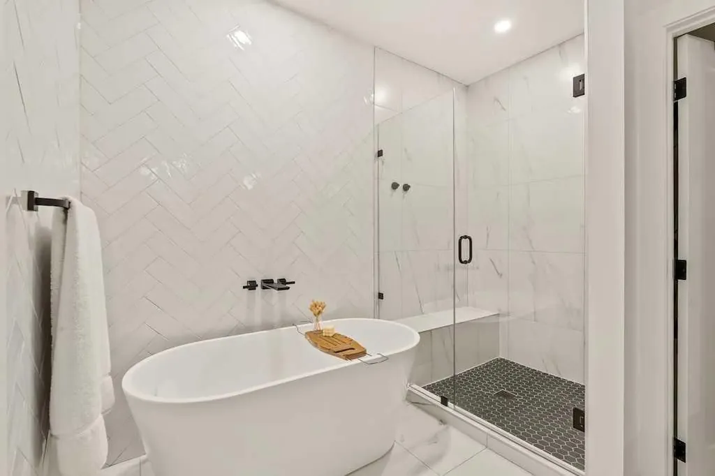 3339 41 Street SW Calgary AB T3E 3L3