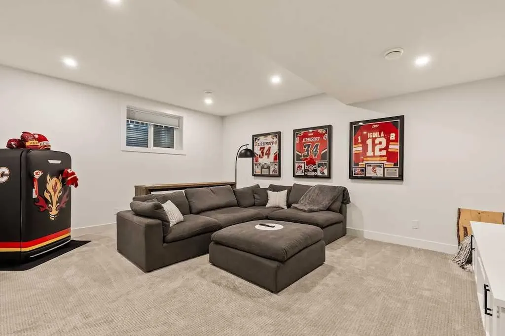 3339 41 Street SW Calgary AB T3E 3L3