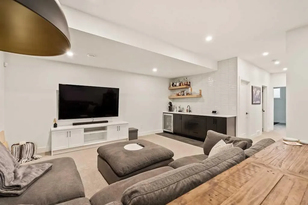 3339 41 Street SW Calgary AB T3E 3L3