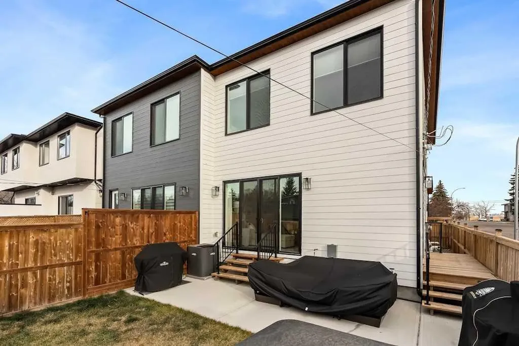3339 41 Street SW Calgary AB T3E 3L3