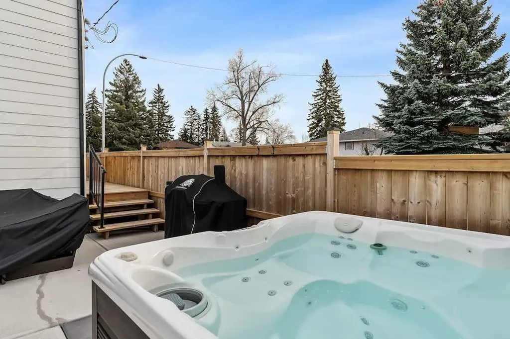 3339 41 Street SW Calgary AB T3E 3L3