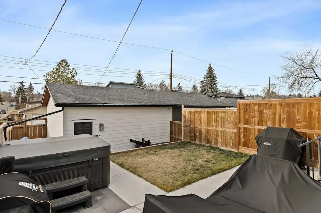 3339 41 Street SW Calgary AB T3E 3L3