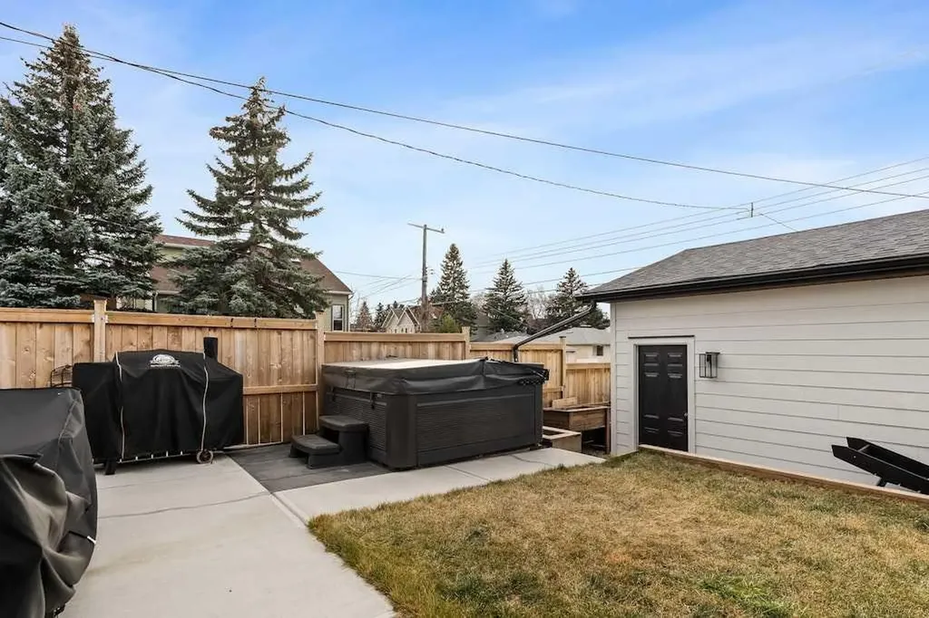 3339 41 Street SW Calgary AB T3E 3L3