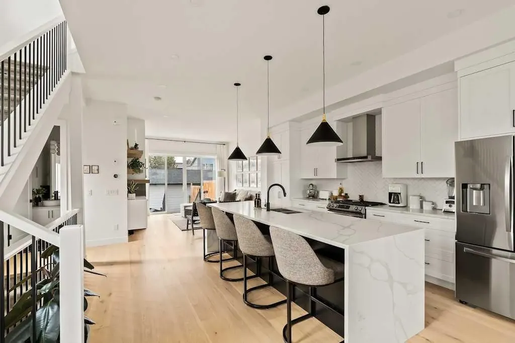 3339 41 Street SW Calgary AB T3E 3L3