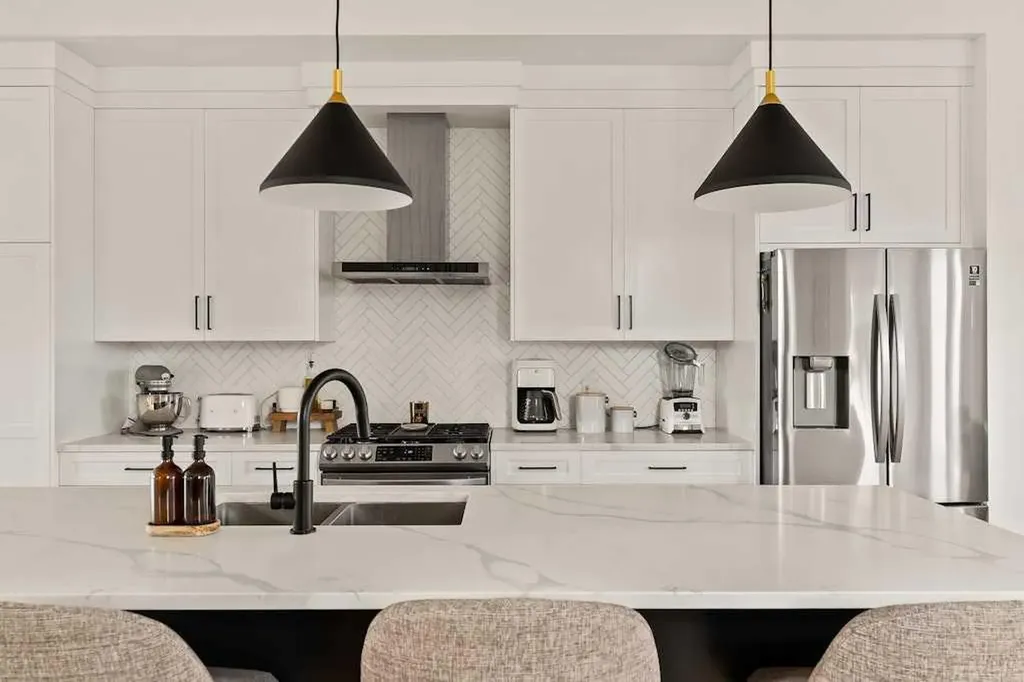 3339 41 Street SW Calgary AB T3E 3L3