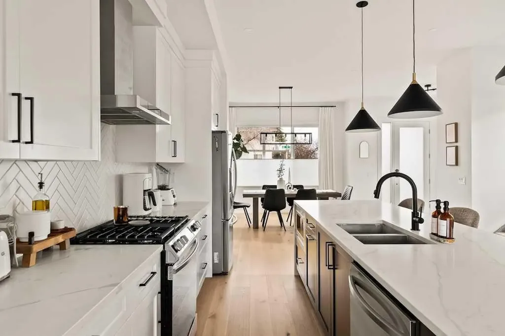3339 41 Street SW Calgary AB T3E 3L3
