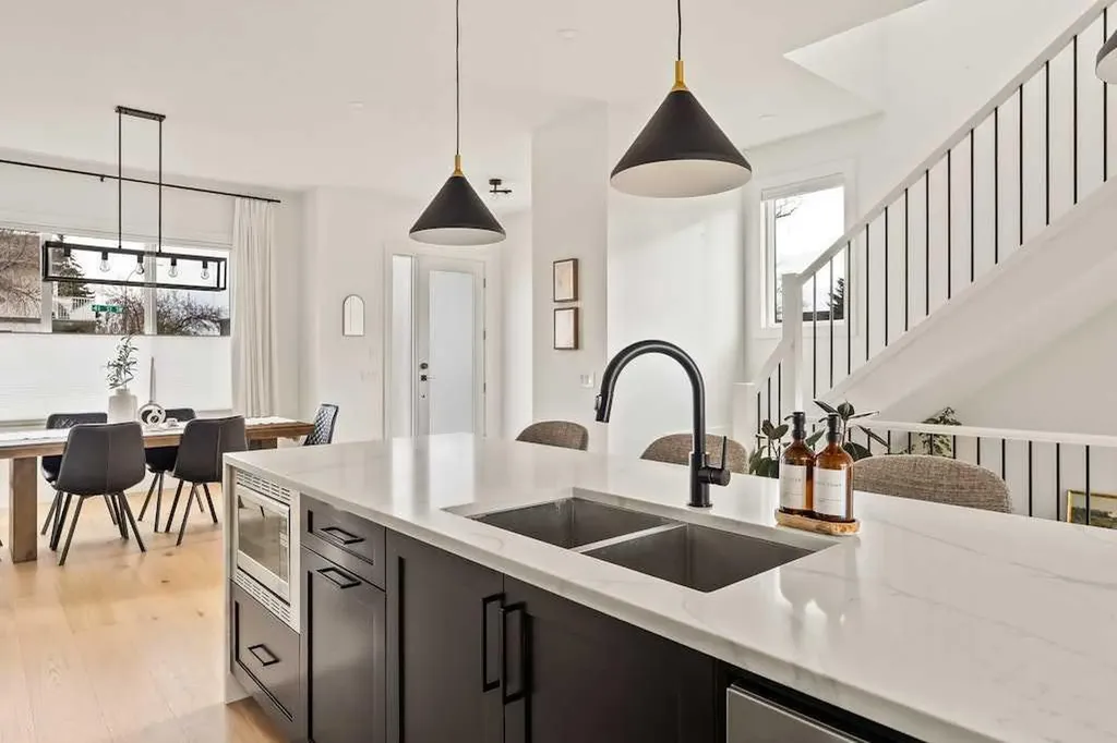 3339 41 Street SW Calgary AB T3E 3L3