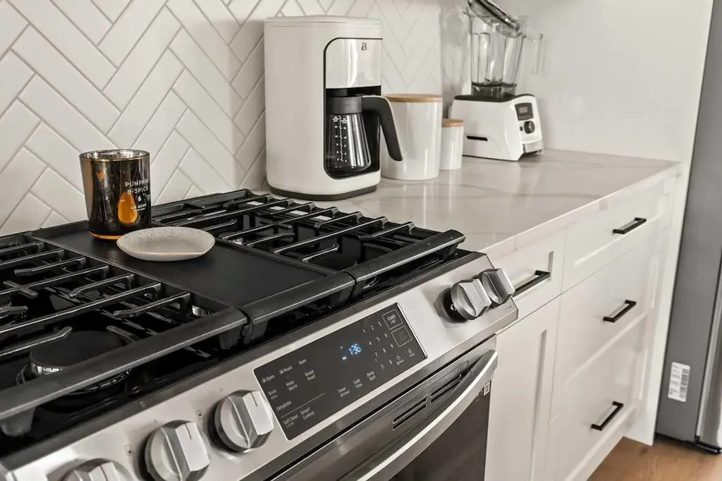 3339 41 Street SW Calgary AB T3E 3L3
