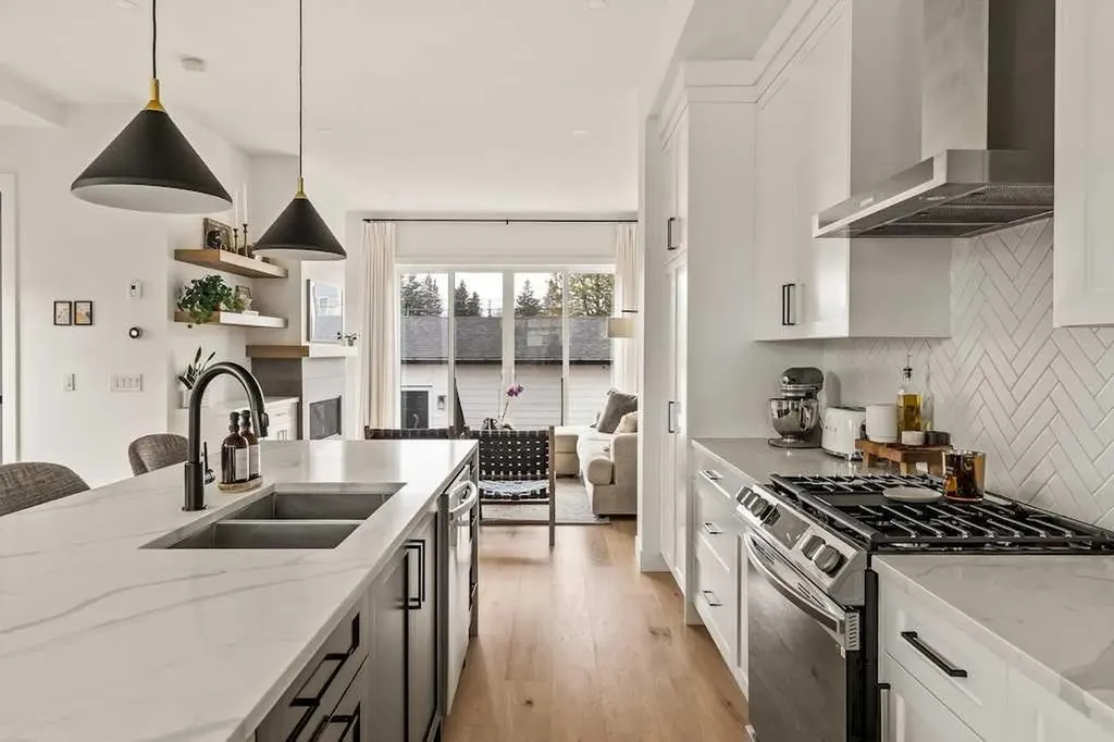 3339 41 Street SW Calgary AB T3E 3L3