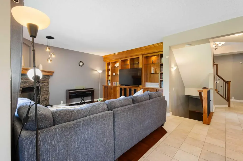 226 Springbank Place SW Calgary AB T3H 3S4