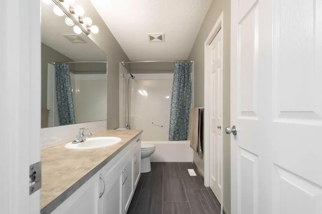 226 Springbank Place SW Calgary AB T3H 3S4
