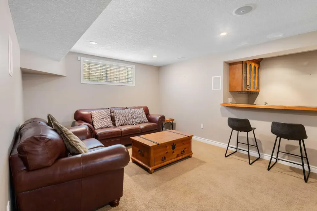 226 Springbank Place SW Calgary AB T3H 3S4