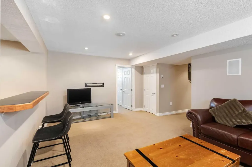 226 Springbank Place SW Calgary AB T3H 3S4