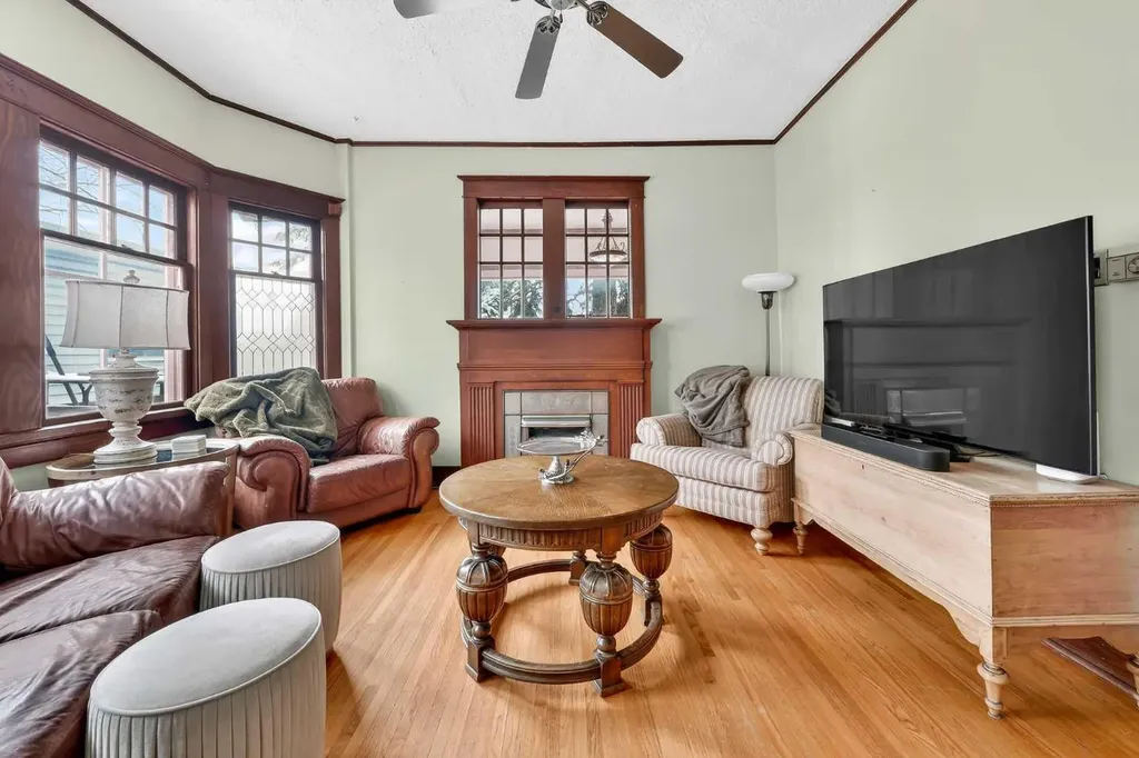 2713 9 Avenue SE Calgary AB T2A 0B6