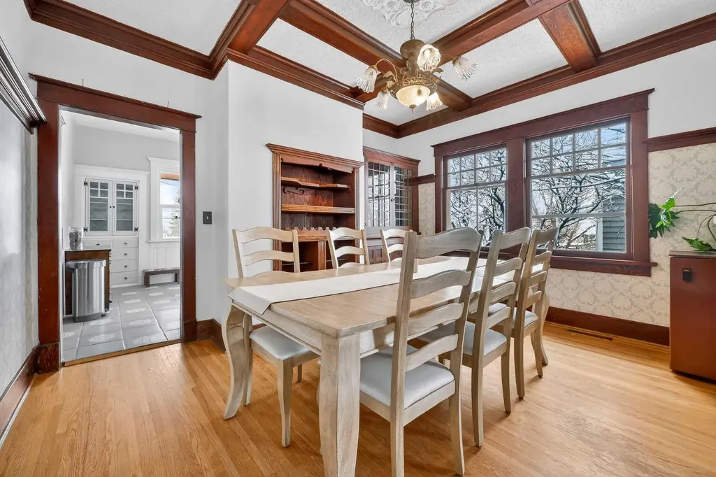 2713 9 Avenue SE Calgary AB T2A 0B6