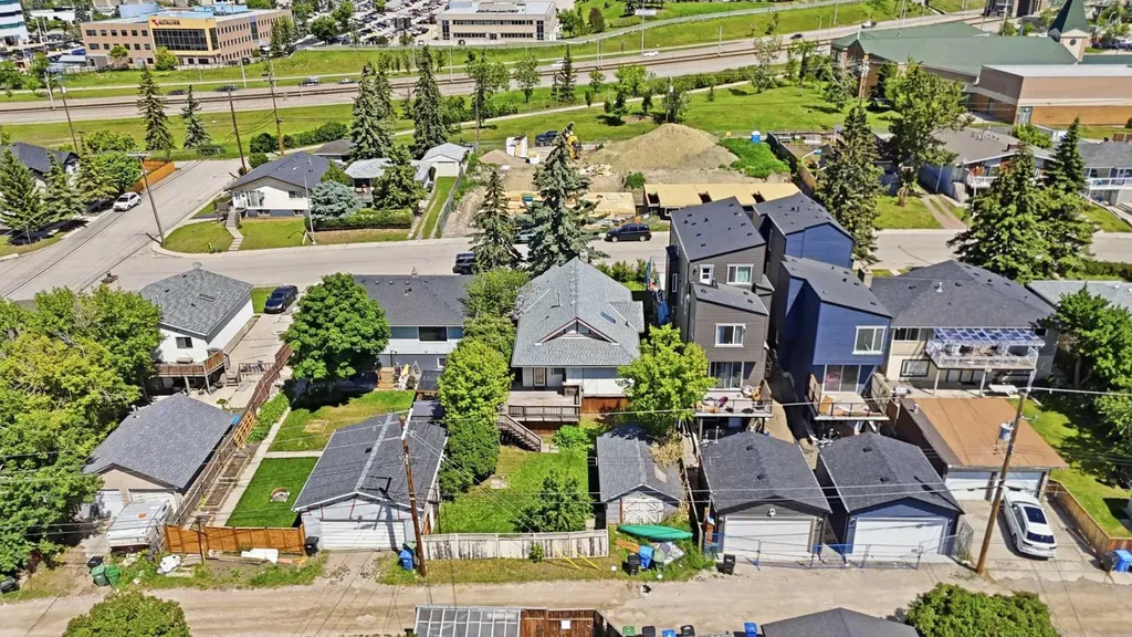 2713 9 Avenue SE Calgary AB T2A 0B6