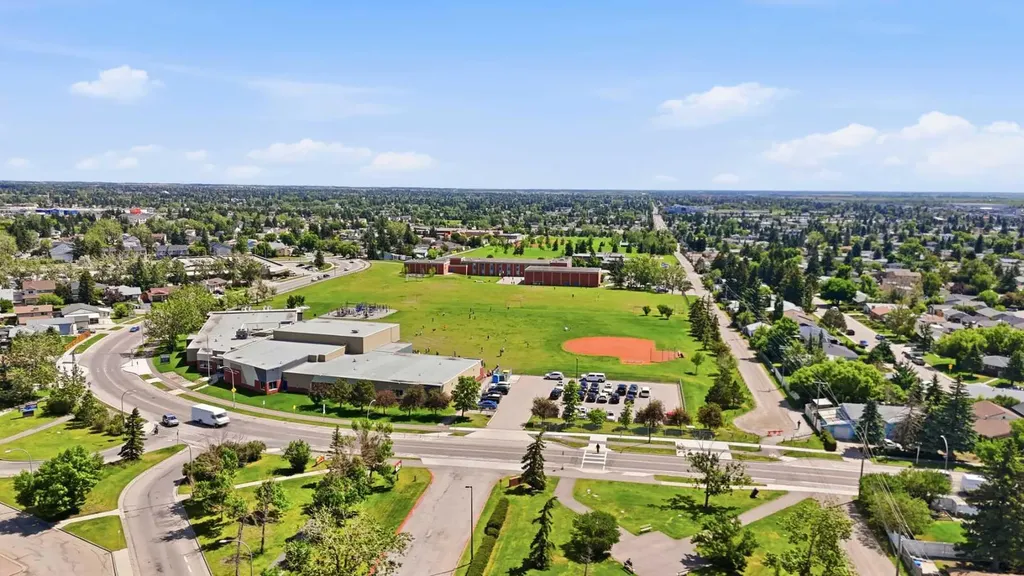 2713 9 Avenue SE Calgary AB T2A 0B6