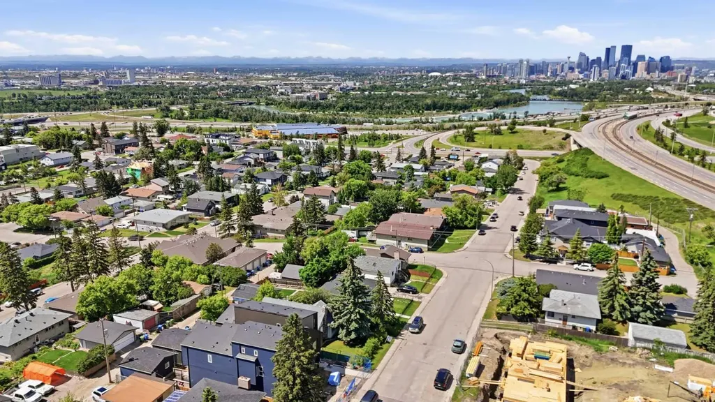 2713 9 Avenue SE Calgary AB T2A 0B6