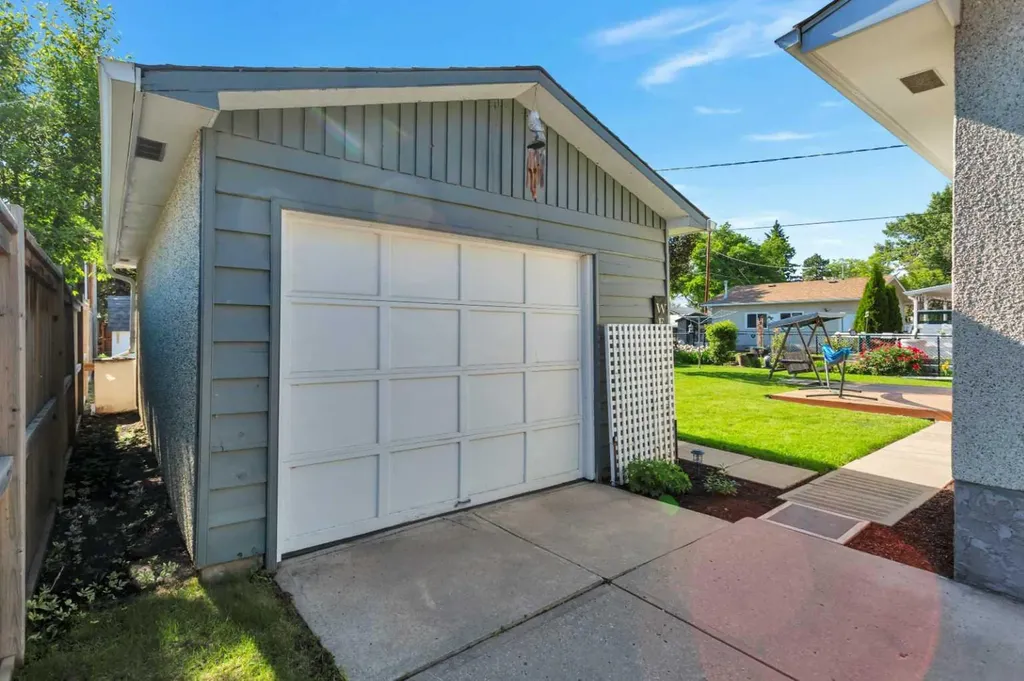 5208 58 Street Lacombe AB T4L 1K7
