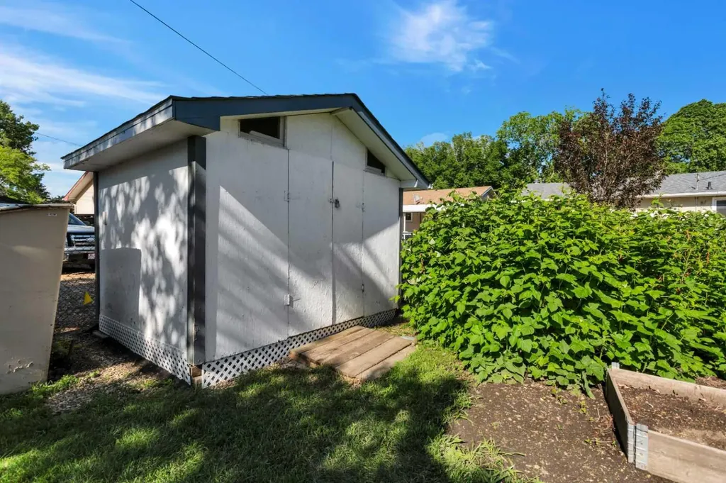 5208 58 Street Lacombe AB T4L 1K7