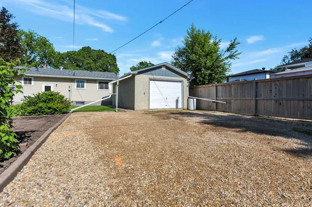 5208 58 Street Lacombe AB T4L 1K7
