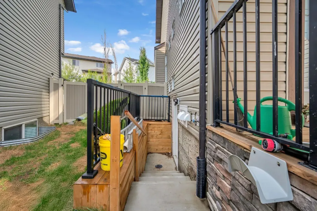 1182 Kingston Crescent SE Airdrie AB T4A0E9