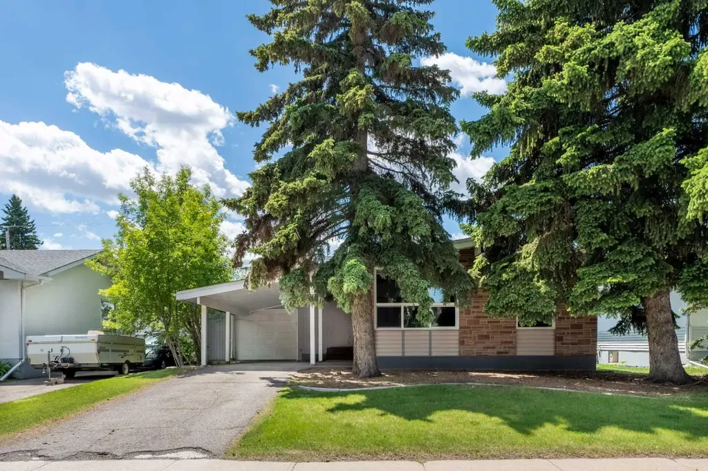 77 Winslow Crescent SW Calgary AB T3C 2R3
