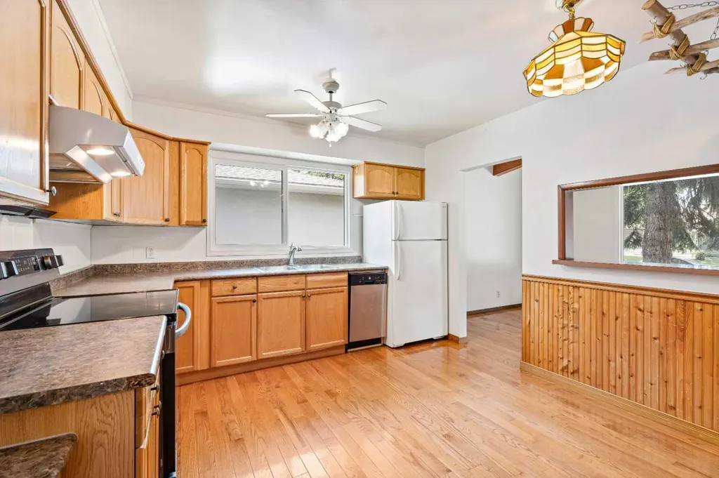 77 Winslow Crescent SW Calgary AB T3C 2R3