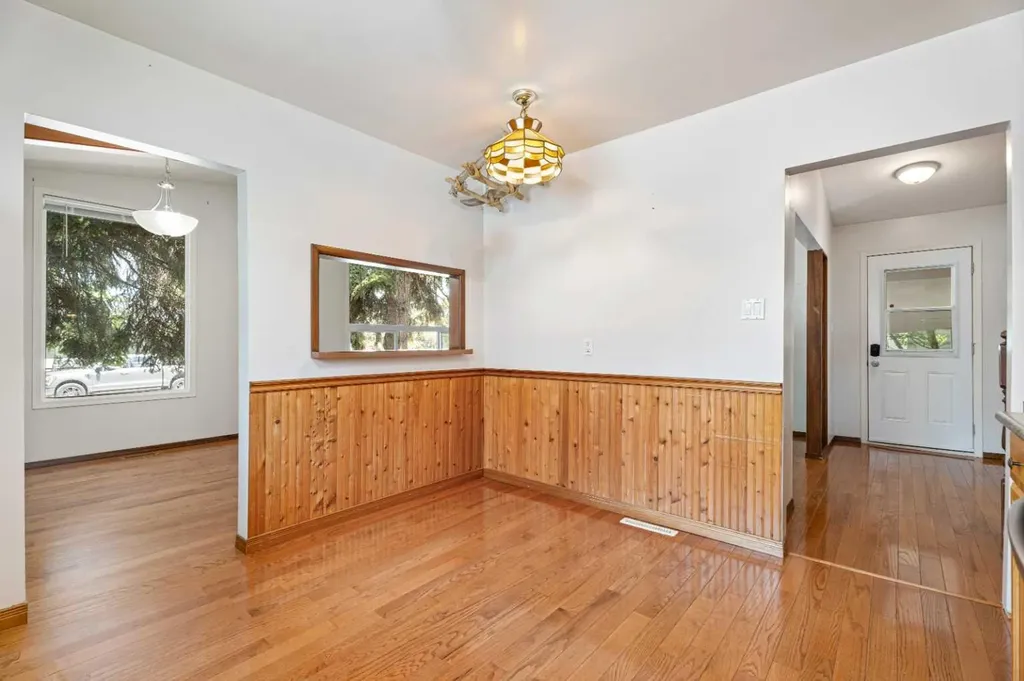 77 Winslow Crescent SW Calgary AB T3C 2R3