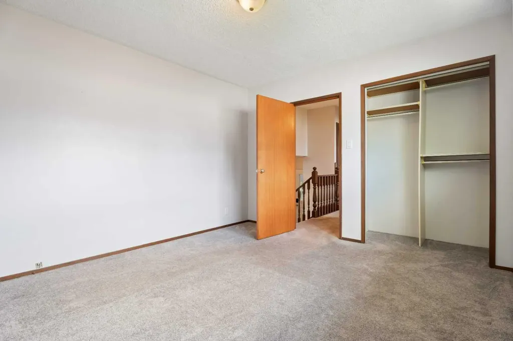 77 Winslow Crescent SW Calgary AB T3C 2R3