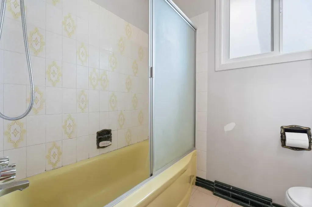 77 Winslow Crescent SW Calgary AB T3C 2R3