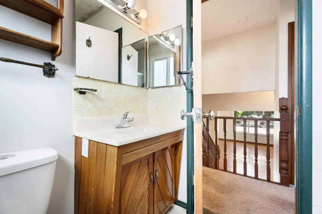 77 Winslow Crescent SW Calgary AB T3C 2R3