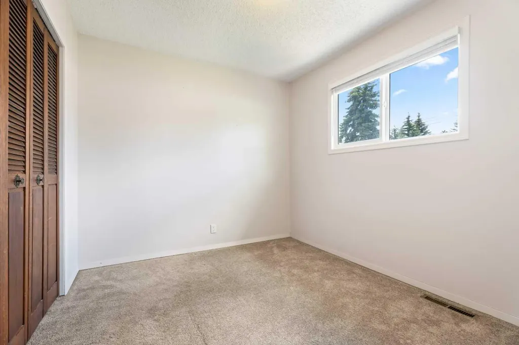 77 Winslow Crescent SW Calgary AB T3C 2R3