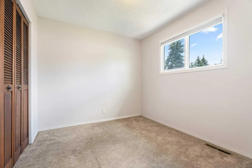 77 Winslow Crescent SW Calgary AB T3C 2R3