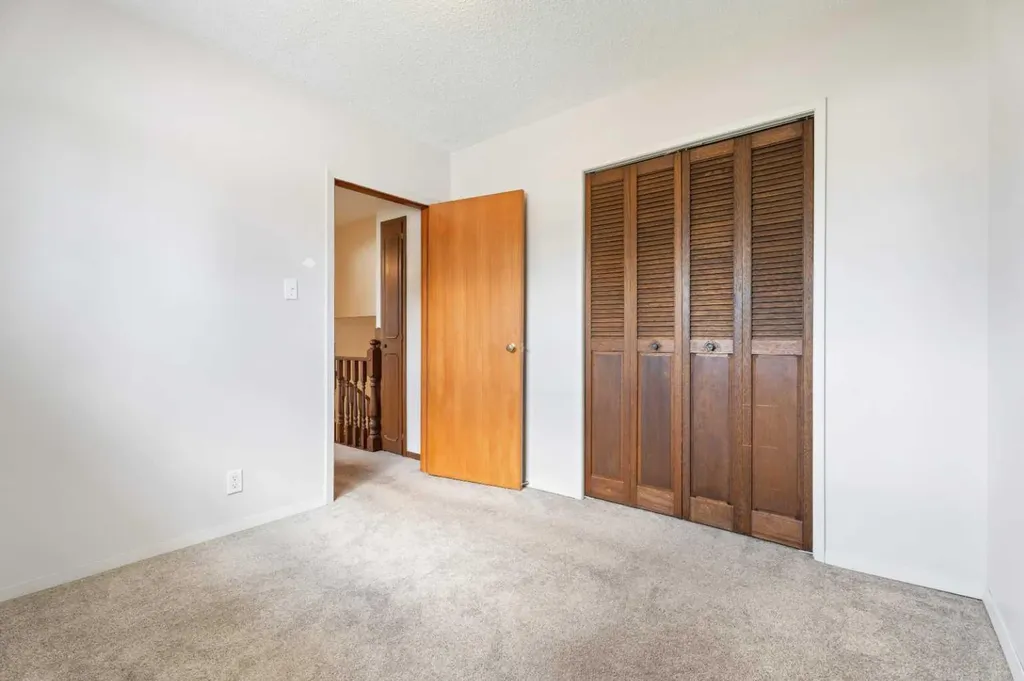 77 Winslow Crescent SW Calgary AB T3C 2R3